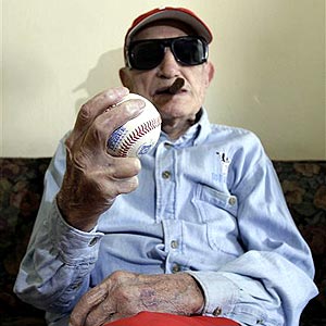 El excepcional lanzador, considerado como uno de los mejores de todos los tiempos en Cuba, cumplió hoy 25 de abril 101 años. Los cubanos y los amantes del béisbol en el mundo entero rinden homenaje al exjugador de Grandes Ligas más longevo.